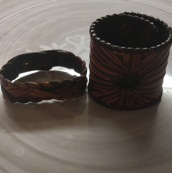 ~STUNNING~ ESTATE FIND~2 MENS LEATHER BRACLETS - Picture 2 of 2